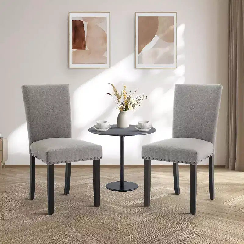 Lot de 2 chaises de salle à manger rembourrées, chaises Parsons ergonomiques à dossier haut en tissu avec garniture cloutée pour cuisine/salle à manger/hôtel