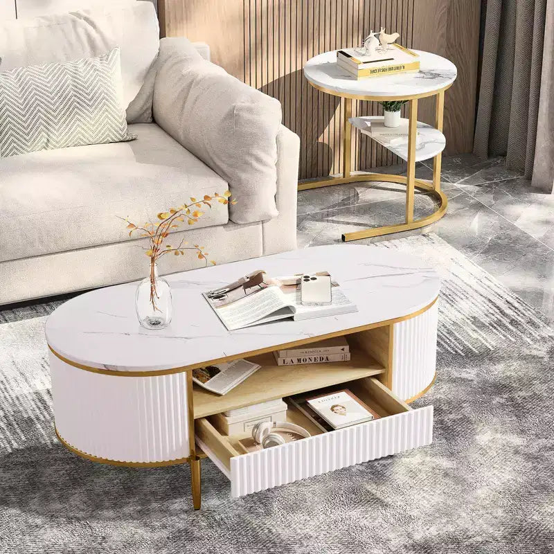 Table basse cannelée de luxe moderne, table basse ovale de 120 cm avec rangement, plateau en faux marbre, design à profil incurvé, pieds et poignées en métal doré, blanc