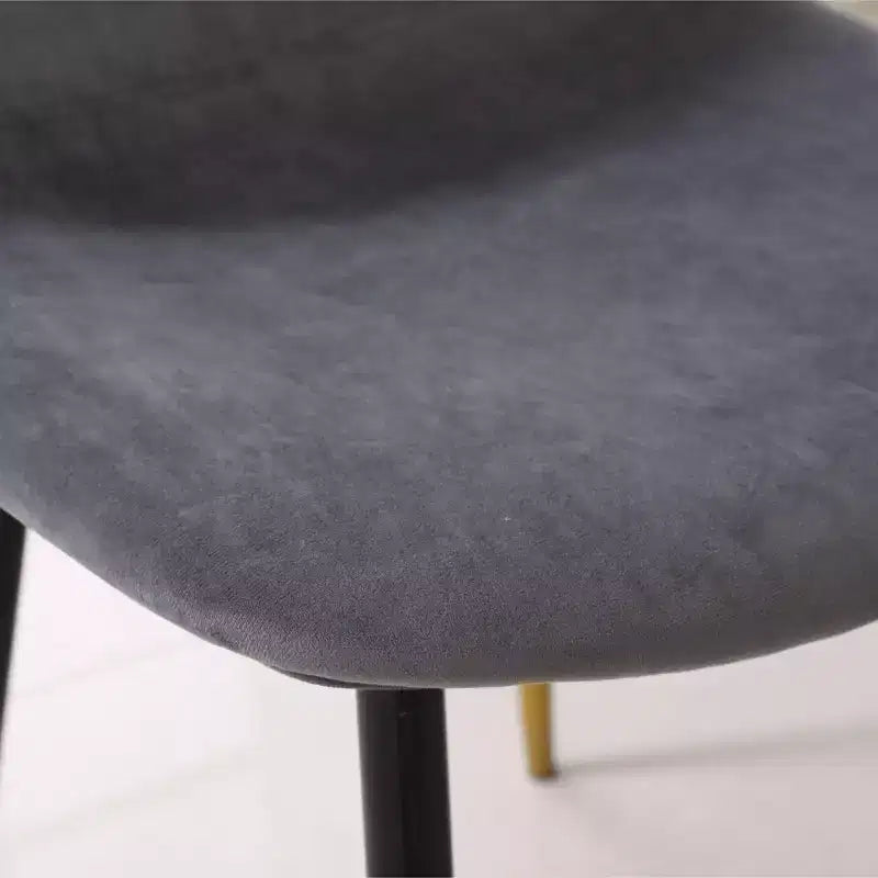 Lot de 4 chaises de salle à manger modernes Okak en tissu, avec dossier incurvé et pieds métalliques inclinés, chaises d'appoint pour cuisine et salle à manger