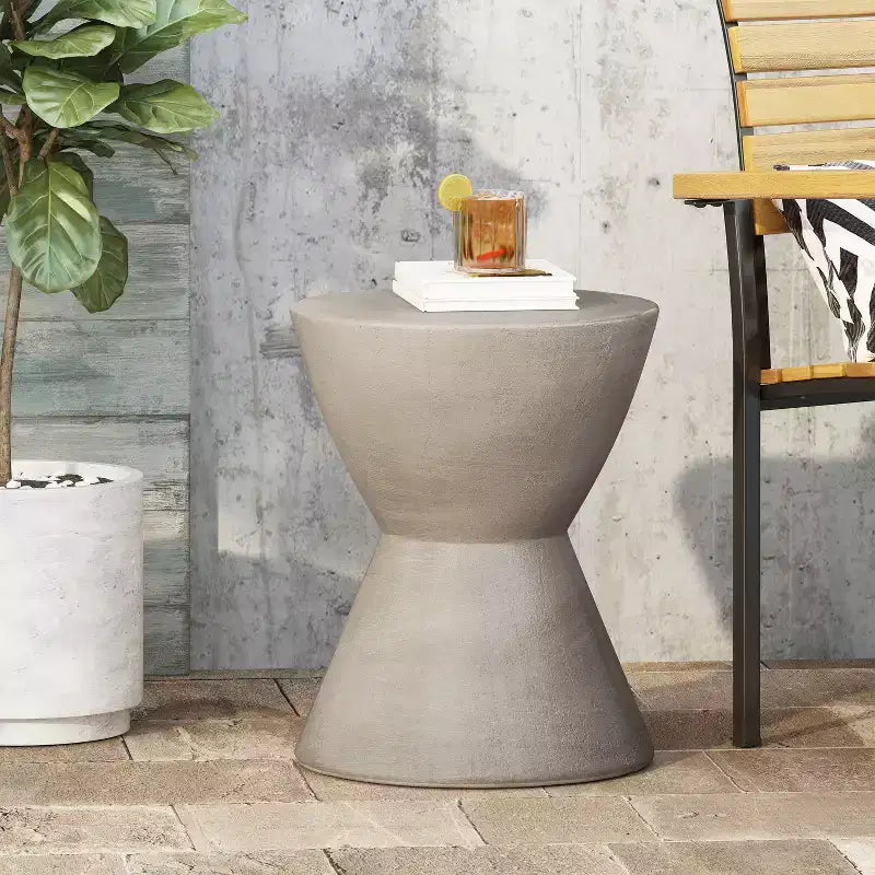 Lightweight Concrete Outdoor Side Table  Modern Sculptural Design, Weather-Resistant & Easy to Move for Patio, Balcony or Garden