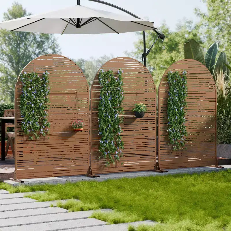 Dovelina 72H x 47W Écran d'intimité extérieur en métal arqué Panneaux de clôture autoportants Blanc/Marron pour Jardin Patio Terrasse Cour