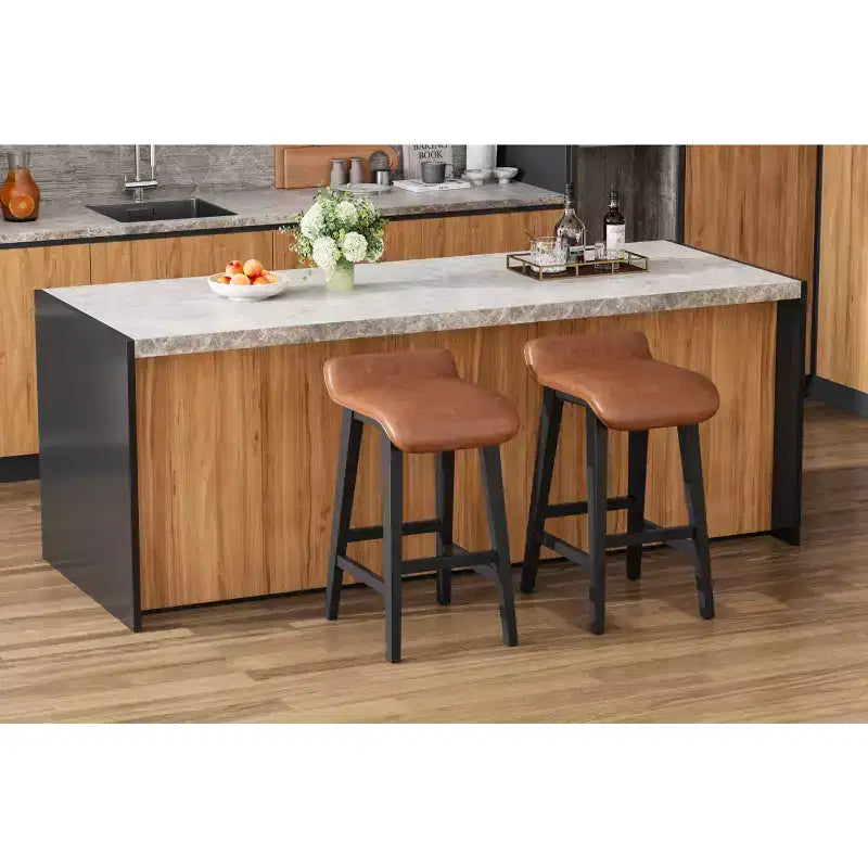 Tabourets de bar hauteur comptoir de 66,5 cm, lot de 2. Structure en bois avec siège large rembourré en cuir PU. Tabourets de bar pour îlot de cuisine