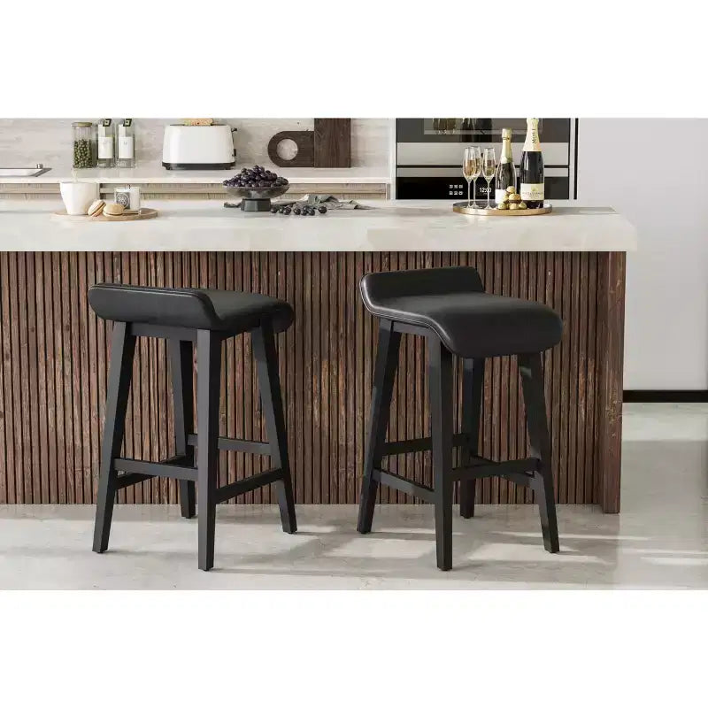 Tabourets de bar hauteur comptoir de 66,5 cm, lot de 2. Structure en bois avec siège large rembourré en cuir PU. Tabourets de bar pour îlot de cuisine