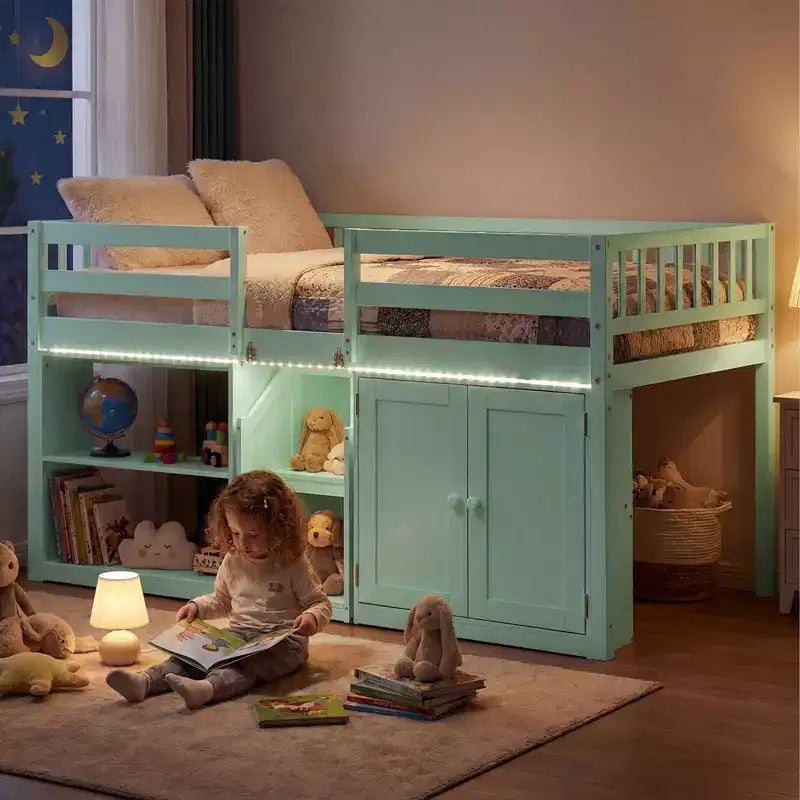 Lit mezzanine bas Costway avec lumière LED, escalier et garde-corps, lit jumeau moderne en bois pour enfants Blanc/Vert menthe/Gris