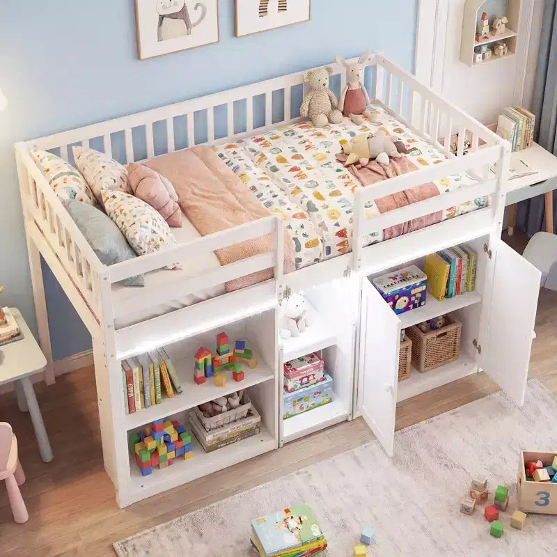 Lit mezzanine bas Costway avec lumière LED, escalier et garde-corps, lit jumeau moderne en bois pour enfants Blanc/Vert menthe/Gris