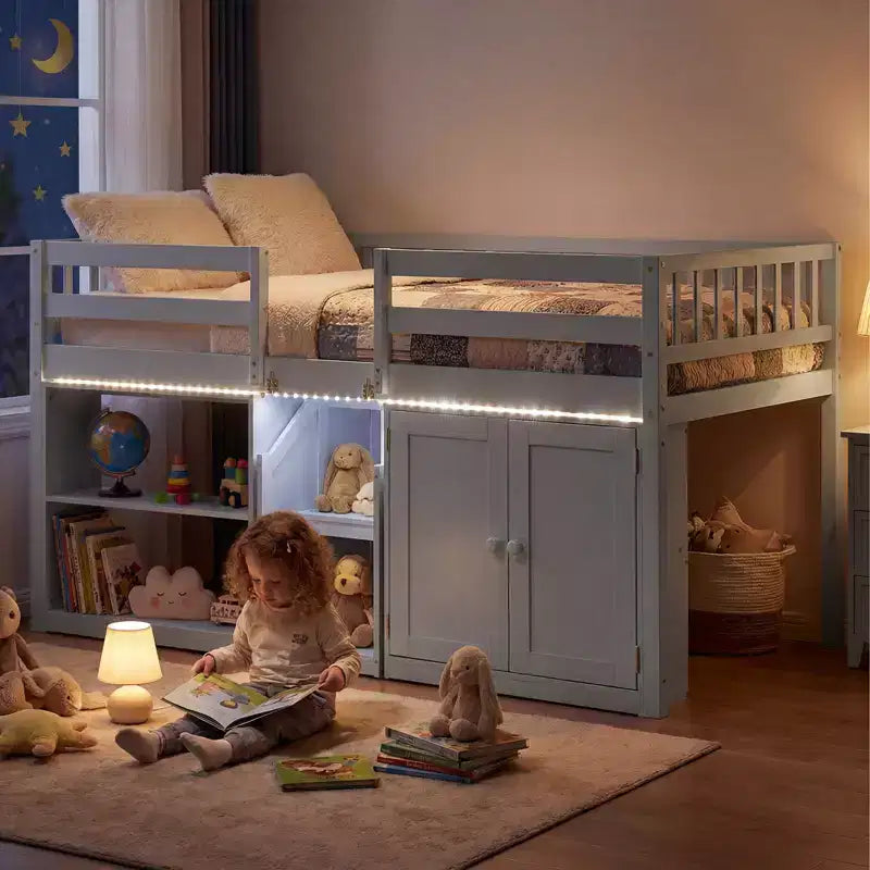 Lit mezzanine bas Costway avec lumière LED, escalier et garde-corps, lit jumeau moderne en bois pour enfants Blanc/Vert menthe/Gris