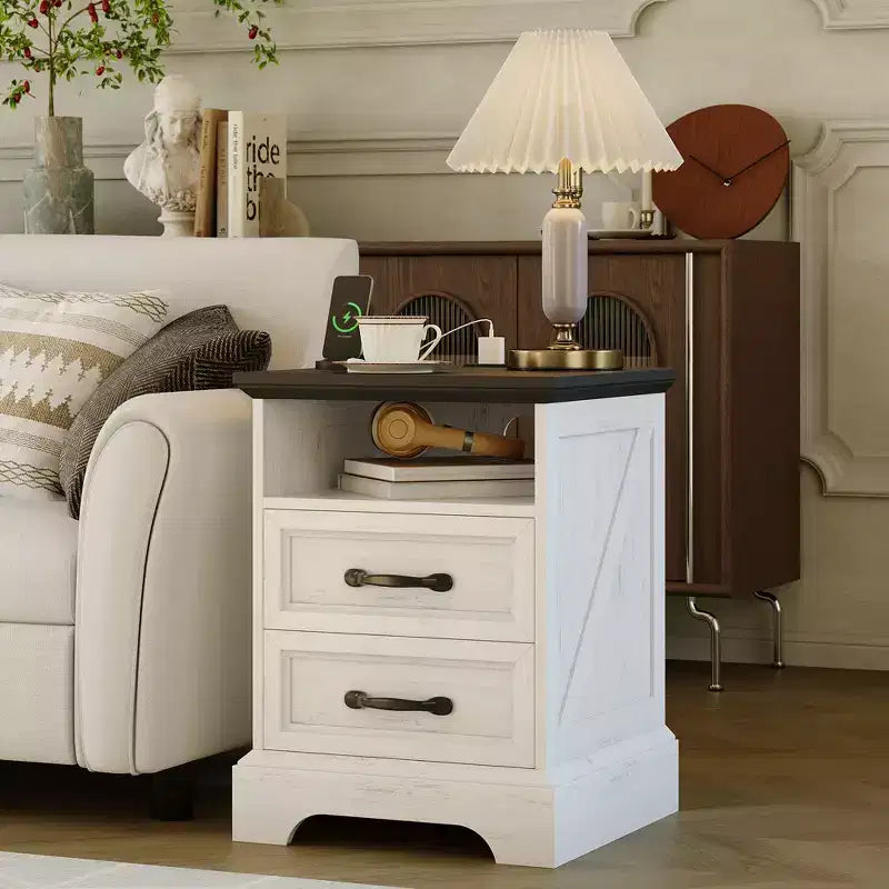 Table de chevet rustique de ferme 2 tiroirs, table de chevet moderne en bois, ports USB et prises CA, MDF durable, poignées en métal, blanc