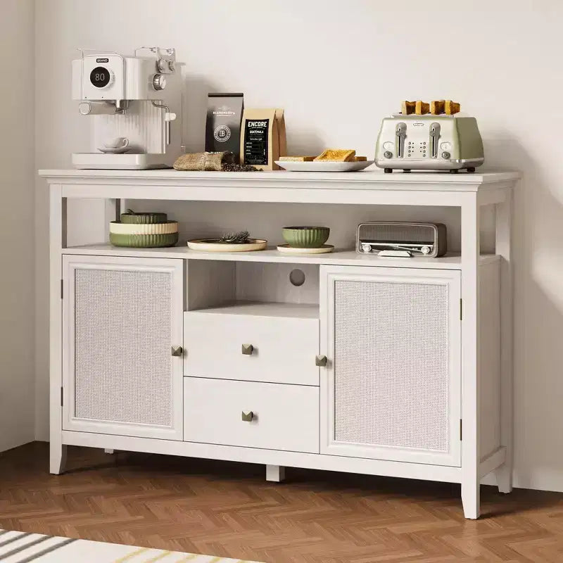 Meuble de rangement de style ferme en rotin, portes et tiroirs, étagères réglables, blanc cassé