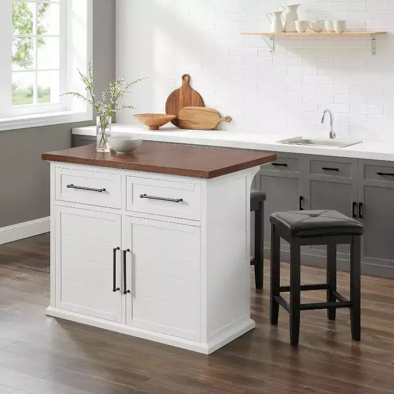 Îlot de cuisine Crosley 42" Bartlett avec plateau en bois et tabourets carrés rembourrés Blanc/Noir : design shiplap, étagères réglables