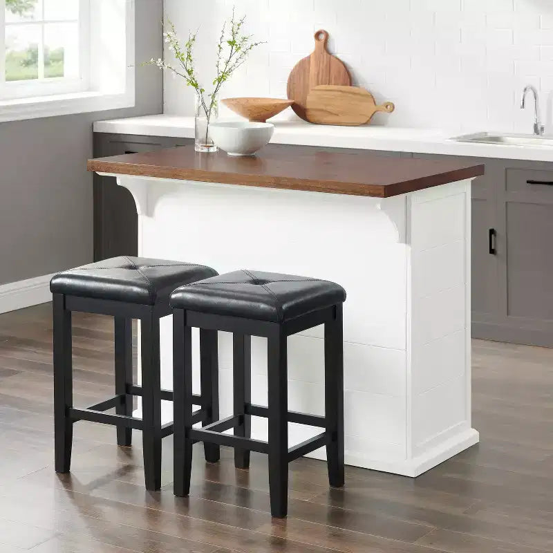 Îlot de cuisine Crosley 42" Bartlett avec plateau en bois et tabourets carrés rembourrés Blanc/Noir : design shiplap, étagères réglables