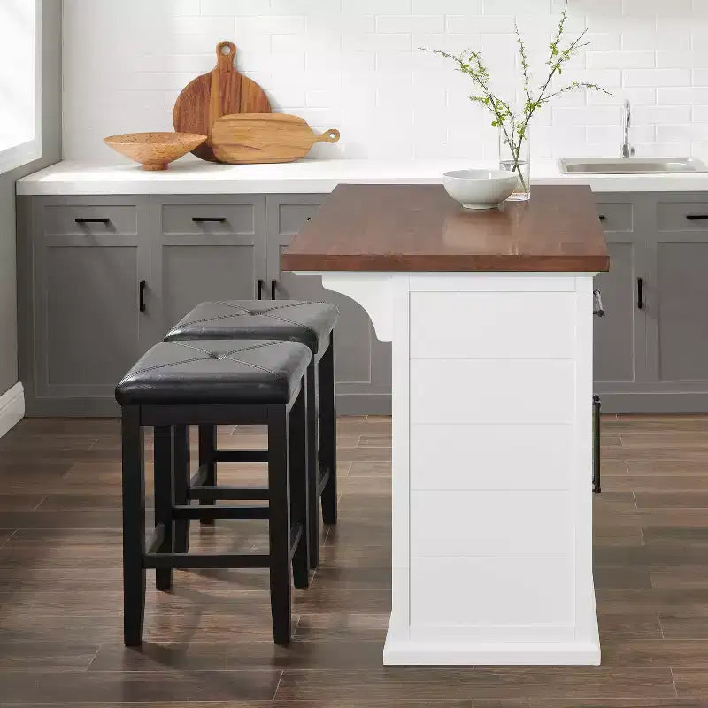 Îlot de cuisine Crosley 42" Bartlett avec plateau en bois et tabourets carrés rembourrés Blanc/Noir : design shiplap, étagères réglables