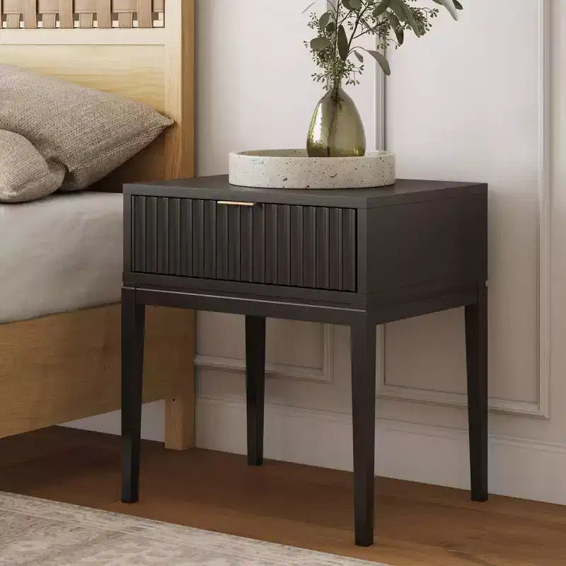 Nathan James Jasper Table de Chevet Noire en Bois Cannelé