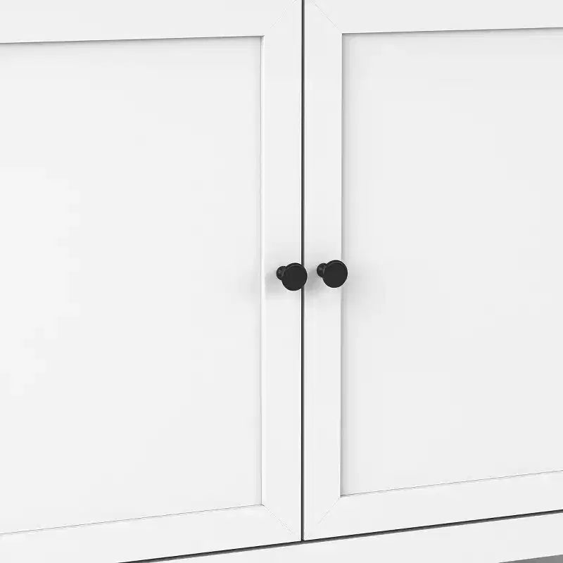 Meuble TV de rangement traditionnel avec portes et étagères pour téléviseurs jusqu'à 65 po Blanc classique - Room EssentialsMC