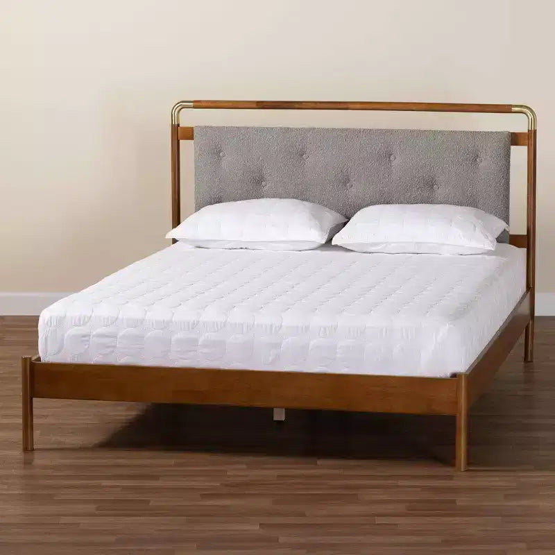 Lit plateforme Edwina en tissu bouclé et bois, format Queen size, gris clair/noyer marron, par Baxton Studio
