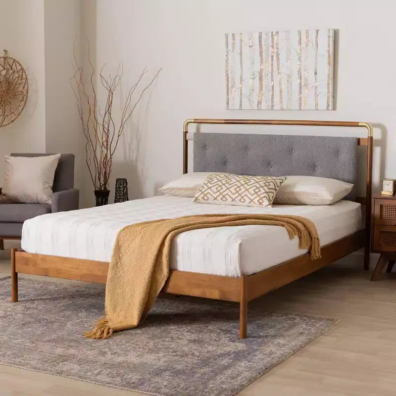 Lit plateforme Edwina en tissu bouclé et bois, format Queen size, gris clair/noyer marron, par Baxton Studio