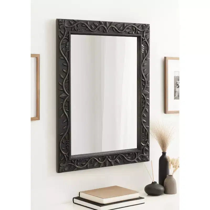 Miroir en bois sculpté Natesa 24x32 par Kate & Laurel All Things Decor