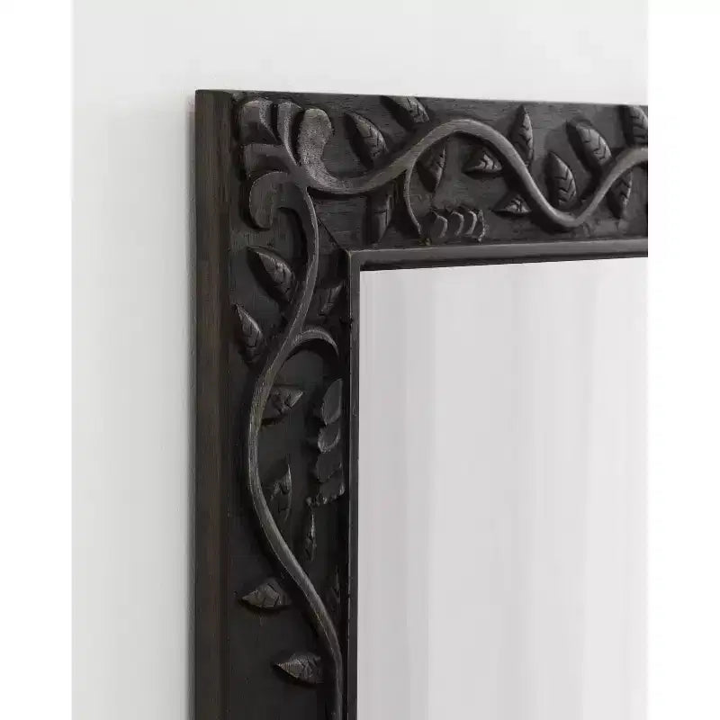 Miroir en bois sculpté Natesa 24x32 par Kate & Laurel All Things Decor