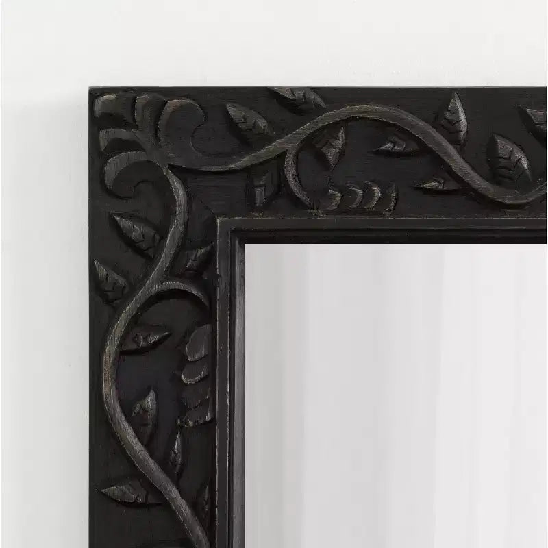 Miroir en bois sculpté Natesa 24x32 par Kate & Laurel All Things Decor