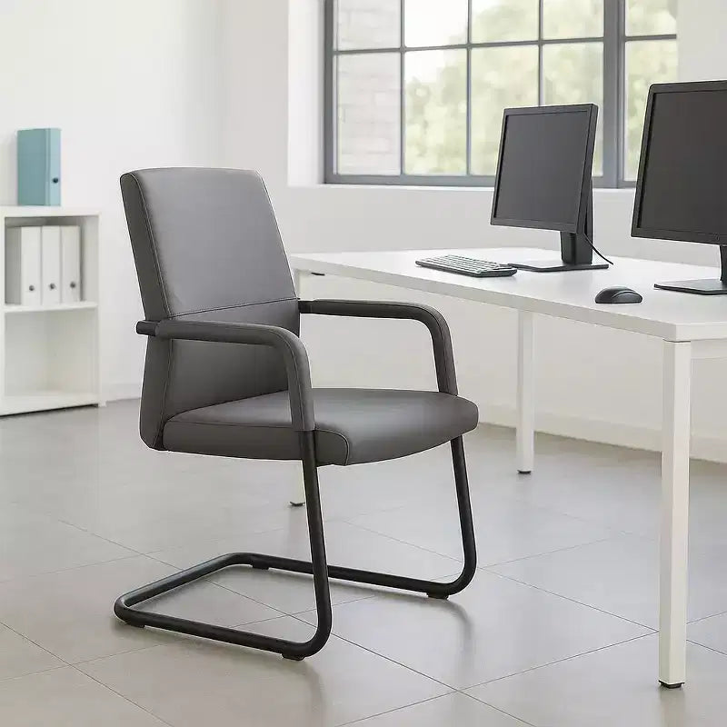 Chaise de bureau LeisureMod Evander moderne en similicuir noir - Piètement luge robuste - Chaise ergonomique pour bureau et visiteurs