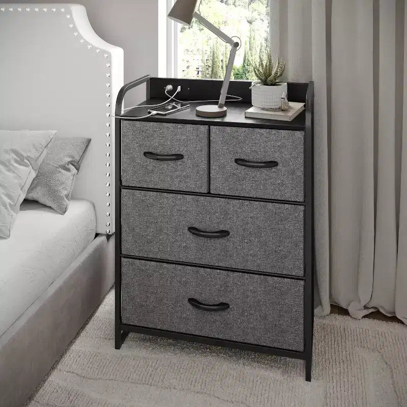 Flash Furniture Sodano Table de Chevet 4 Tiroirs avec Station de Charge, 2 Ports USB et 1 Prise, Cadre Métallique, Dessus, Tiroirs et Poignées en Bois Manufacturé